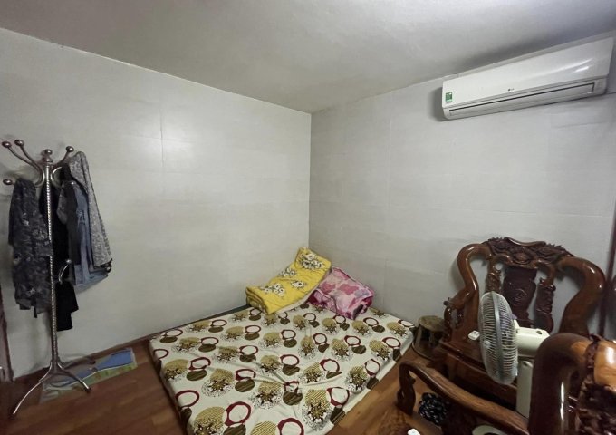 bán nhà ngõ Chợ Khâm Thiên - Đống Đa Dt: 30m xây 3 tầng MT: 4m giá 2.65 tỷ ngõ nông, xe máy tránh