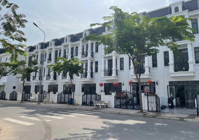 Nhà phố mặt tiền Tân Phước Khánh 32, Tp. Tân Uyên -BD , giá chỉ 2,4 tỷ, SHR 