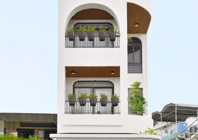 Mặt tiền kinh doanh - lô góc 3 mặt thoáng không lộ giới - tặng full nội thất nhập ngoại. Diện tích sử dụng: 280m², ngang 4,5m x dài 18m, 4 lầu. Tầng 1