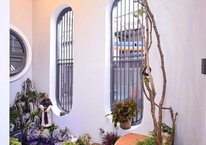 Mặt tiền kinh doanh - lô góc 3 mặt thoáng không lộ giới - tặng full nội thất nhập ngoại. Diện tích sử dụng: 280m², ngang 4,5m x dài 18m, 4 lầu. Tầng 1