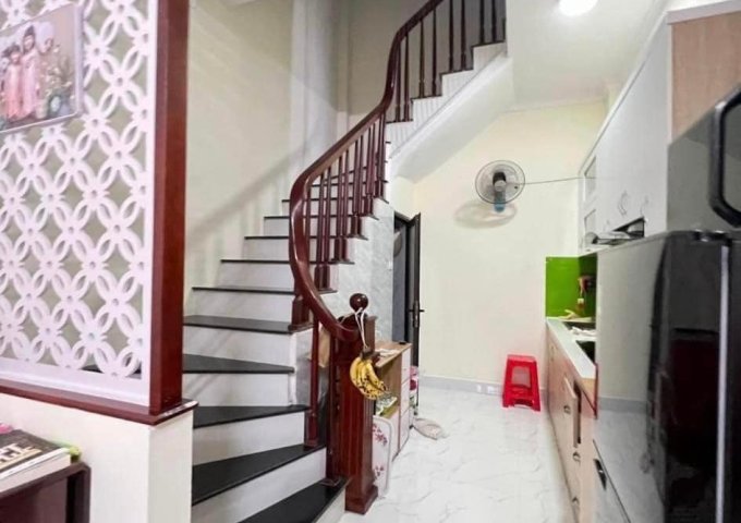Cho thuê nhà riêng 5 tầng 35m  tại Cổ Linh – Long Biên . giá 9.5tr/tháng . LH 0946204597