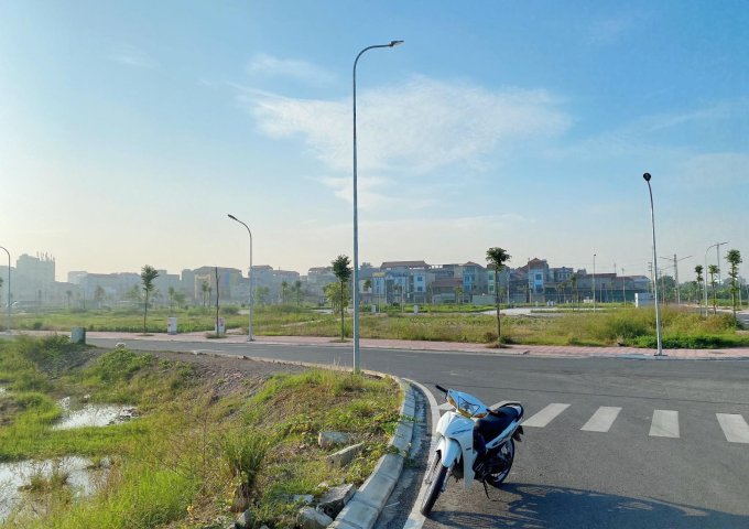 Lô gần công viên kinh doanh luôn dự án Mẫn Xá, Long Châu, Yên Phong. lh 0833582222