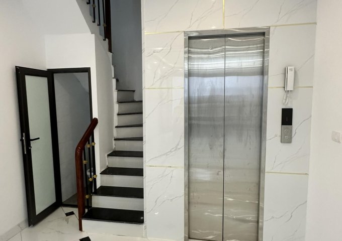 Bán nhà 5 tầng mới xây xong tại Cổ Nhuế oto đậu ở cửa- nhà có thang máy giá chỉ 6,x tỷ.LH 0967372946.e tư vấn