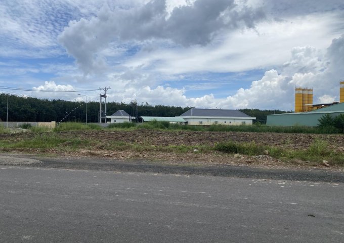 NGAY QL13 BÁN GÓC 2MT CHỢ 21X50m=1060m2, T.CƯ, SHR THỊ XÃ NGAY CỤM KCN XÂY TRỌ GIÁ 400TR