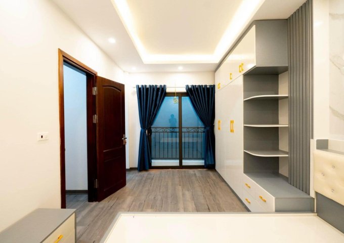 Bán nhà 515 Hoàng Hoa Thám -5 tầng -40m2- chỉ 4,4 tỷ . Nhà siêu xịn , giao dịch ngay 