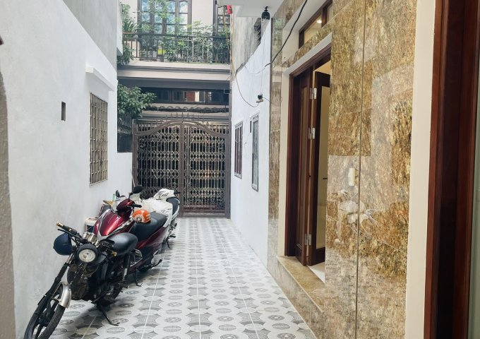 Bán nhà 515 Hoàng Hoa Thám -5 tầng -40m2- chỉ 4,4 tỷ . Nhà siêu xịn , giao dịch ngay 