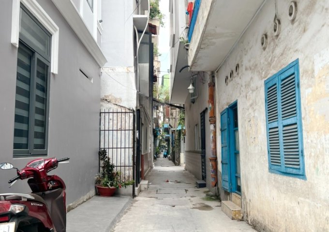 Nhà góc, mới 4 tầng hẻm thông đường Nguyễn Tiểu La P8Q10