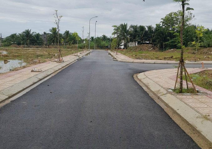Lãi suất ngân hàng giảm dòng tiền chạy về đâu. Tại Phan Rang KDC Tân Hội đầu đường Thống Nhất nơi khách hàng lựa chọn hàng đầu cho đầu tư cho dòng tiền - Diện tích: 100m2 (5x20) thổ cư 100%