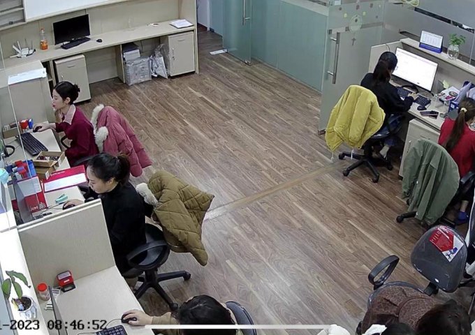 Cho thuê nhà tầng 3 tòa tháp đông- Chung cư HVQP, Tây Hồ, 241m2, 56 tr/tháng.