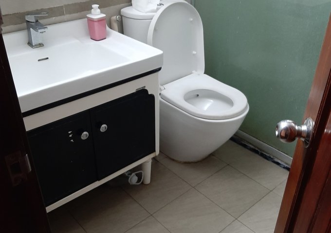 NHÀ ĐẸP CHO THUÊ NGUYÊN CĂN QUAN HOA, CẦU GIẤY, DIỆN TÍCH 95M, MT 5M, 6 TẦNG THANG MÁY.