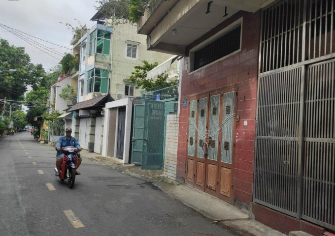 Nhà khu an ninh, chỗ đậu ô tô, gần Sacombank Lạc Long Quân, 3.9 tỷ