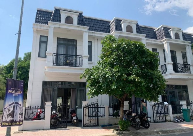 Bán nhà xây sẵn, sổ sẵn, giá rẻ nhất khu vực, nằm ngay mặt tiền đường Tân Phước Khánh 32, Tân Uyên