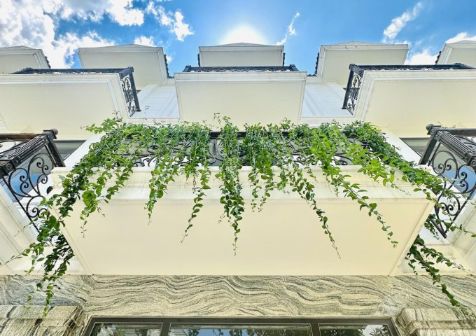 Bán nhà phố 3 tầng sổ riêng, khu dân cư khép kín an ninh, trung tâm TP Dĩ An