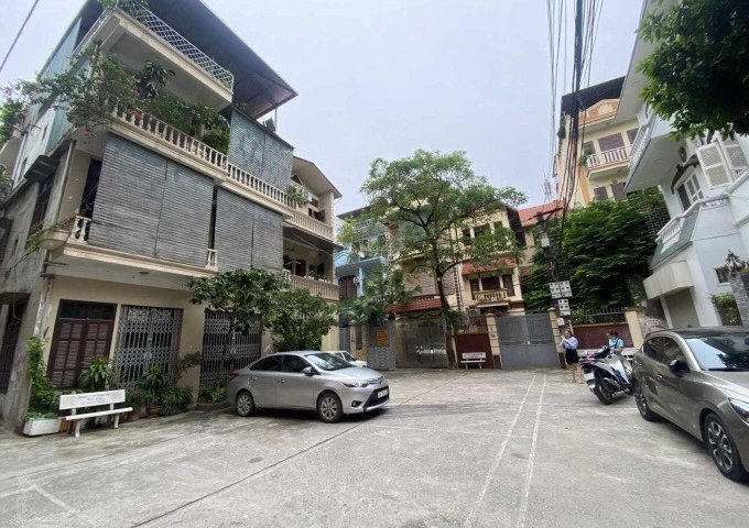 Bán đất tặng Lô Góc 3 tầng 100m2, MT 12m tại Hoàng Văn Thái ngõ ô tô tránh, trước nhà có sân rộng