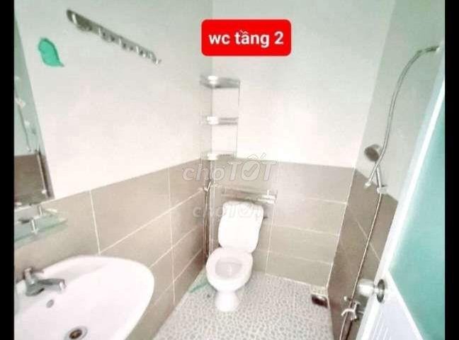 Cho thuê tầng 2 trong nhà nguyên căn, WC riêng, đường Xóm Chiếu Phường 16, Quận 4, Tp Hồ Chí Minh.