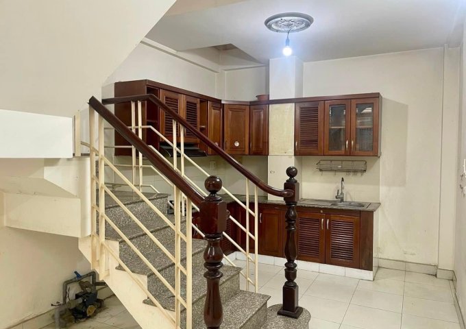 Bán nhà sát MT Nguyễn Đình Chiểu, p4, Q3, 5 tầng, sổ vuông, hẻm thông, 32m2, 6.9 tỷ.