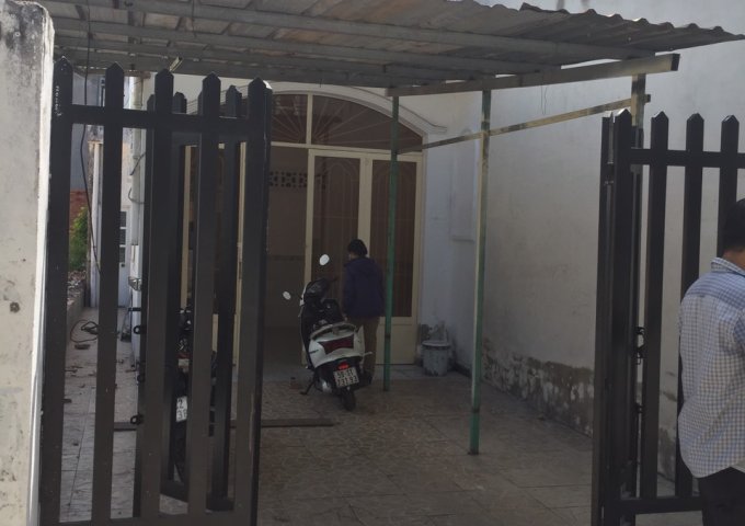 Bán nhà cấp 4 mặt tiền hẻm 1627 Huỳnh Tấn Phát, Quận 7. Tiện xây mới lại.