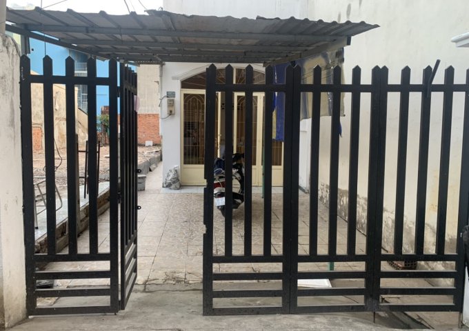 Bán nhà cấp 4 mặt tiền hẻm 1627 Huỳnh Tấn Phát, Quận 7. Tiện xây mới lại.