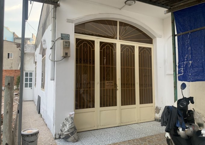 Bán nhà cấp 4 mặt tiền hẻm 1627 Huỳnh Tấn Phát, Quận 7. Tiện xây mới lại.