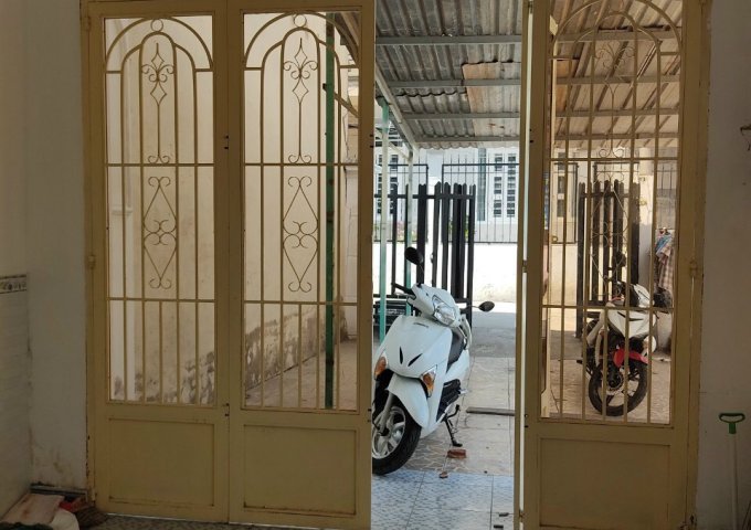 Bán nhà cấp 4 mặt tiền hẻm 1627 Huỳnh Tấn Phát, Quận 7. Tiện xây mới lại.