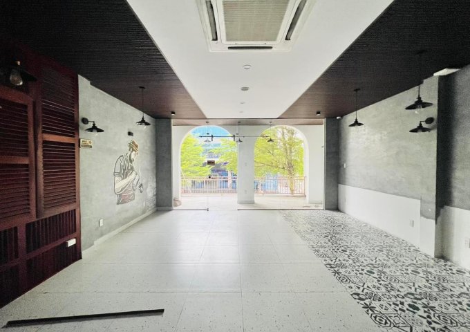 Cho thuê nhà 5 tầng khu trung tâm Hải Châu, vị trí sầm uất, diện tích lớn trên 850 m2