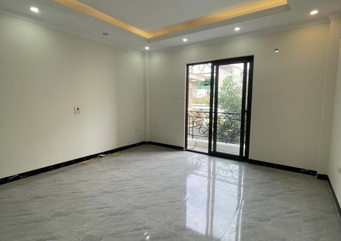 Siêu Hiếm. Bán Nhà Ngô Gia Tự, Long Biên 55m2, 5T chỉ 3,5 tỷ (phía trước thoáng sáng)