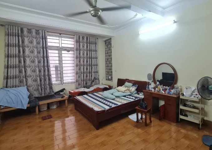 Bán nhà Khương Trung diện tích rộng 70m2 mặt tiền rộng gần hồ cách ô tô 50m, đầu tư hoặc ở đều được, chỉ 6.3 tỷ.