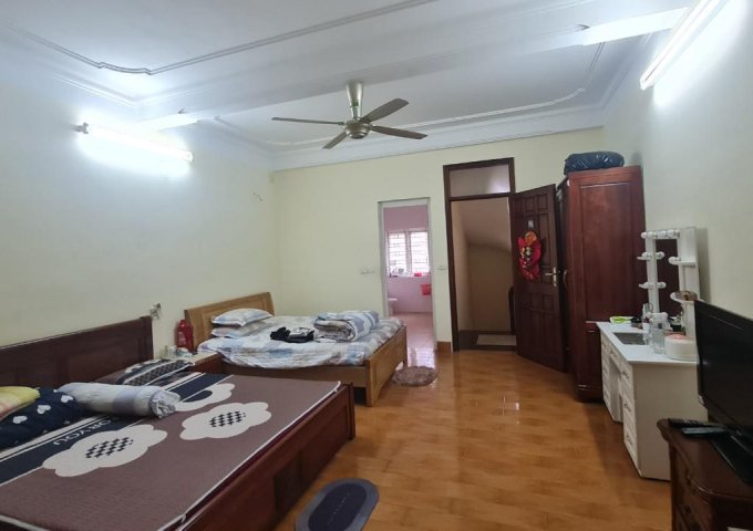 Bán nhà Khương Trung diện tích rộng 70m2 mặt tiền rộng gần hồ cách ô tô 50m, đầu tư hoặc ở đều được, chỉ 6.3 tỷ.