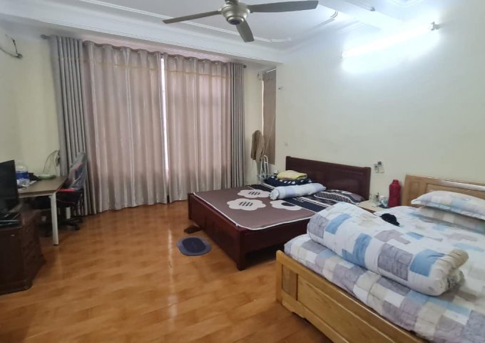 Bán nhà Khương Trung diện tích rộng 70m2 mặt tiền rộng gần hồ cách ô tô 50m, đầu tư hoặc ở đều được, chỉ 6.3 tỷ.