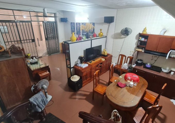 Bán nhà Khương Trung diện tích rộng 70m2 mặt tiền rộng gần hồ cách ô tô 50m, đầu tư hoặc ở đều được, chỉ 6.3 tỷ.