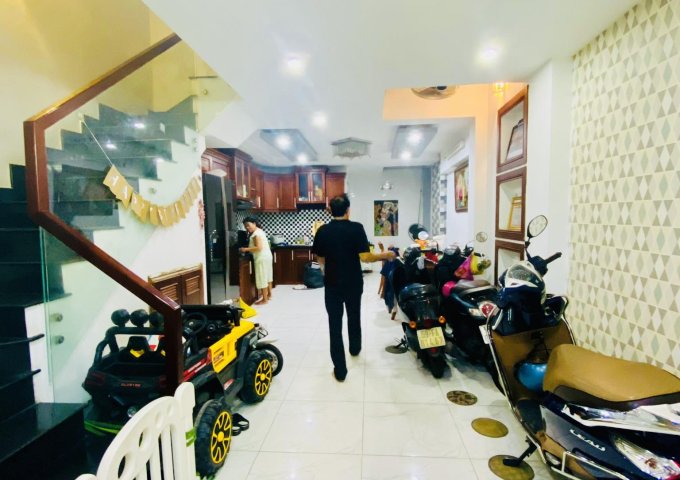 Hẻm xe tải F10 Tân Bình, 4x14M, Nhà mới 5 Tầng 6PN, giá quá tốt