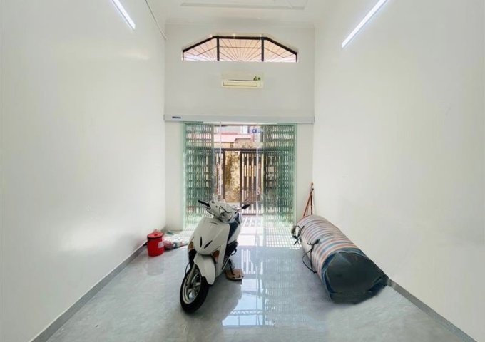 Bán nhà đường Miếu Hai Xã, diện tích 55m 3 tầng sân cổng riêng GIÁ 2.6 tỉ