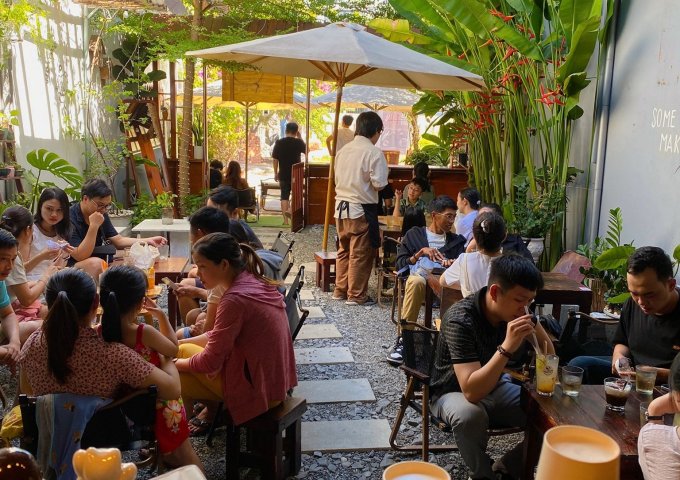 Do công việc chính đi cả ngày không quản lí được nên cần sang nhượng quá cafe sân vườn