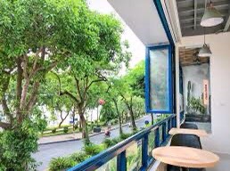 Cần Nhượng quán cafe 4 tầng view đỉnh tại Hồ Tây mặt sau là toà biệt thự cổ