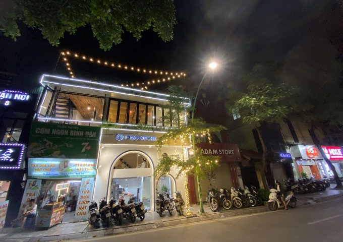 Cần Nhượng quán cafe 4 tầng view đỉnh tại Hồ Tây mặt sau là toà biệt thự cổ