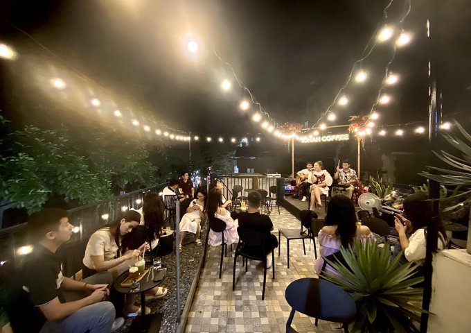 Cần Nhượng quán cafe 4 tầng view đỉnh tại Hồ Tây mặt sau là toà biệt thự cổ