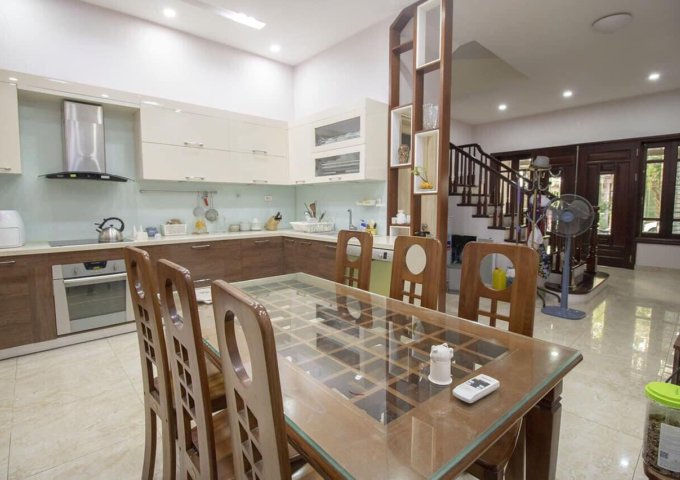 Bán nhà Trích Sài, Tây Hồ, dt 86m, ô tô đỗ cửa, đi bộ 30m ra mặt Hồ Tây. Giá 9.8 tỷ