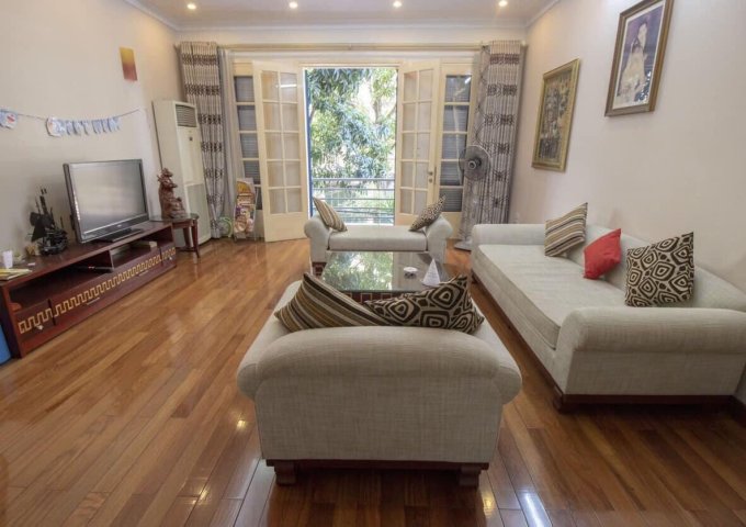 Bán nhà Trích Sài, Tây Hồ, dt 86m, ô tô đỗ cửa, đi bộ 30m ra mặt Hồ Tây. Giá 9.8 tỷ