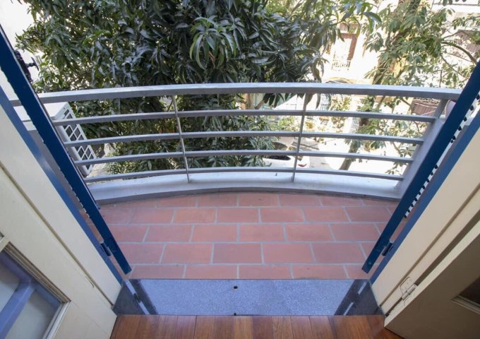 Bán nhà Trích Sài, Tây Hồ, dt 86m, ô tô đỗ cửa, đi bộ 30m ra mặt Hồ Tây. Giá 9.8 tỷ