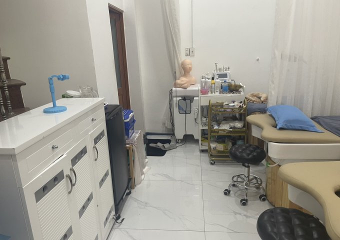 Cần sang lại tiệm nail gội đầu dưỡng sinh và chăm sóc da vị trí trung tâm Quận 7