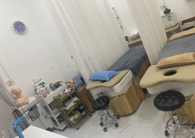 Cần sang lại tiệm nail gội đầu dưỡng sinh và chăm sóc da vị trí trung tâm Quận 7