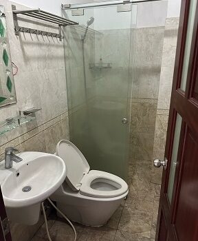 Cho thuê nhà mặt tiền 1 trệt 5 lầu (nguyên căn) đường Lê Văn Sỹ, Q3, HCM