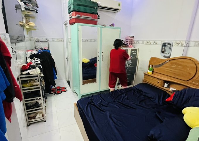 Bán nhà đường Chiến Lược, Bình Trị Đông A, Bình Tân.
Diện tích: 35.3 x 2 tầng x (3.21/2.92 x 10.40).
Giá: 3.9 tỷ thương lượng.