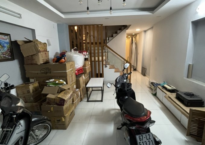 Cho thuê nhà 3 lầu Phạm Hữu Lầu, Quận 7, Dt 5x13. Giá 17 triệu.