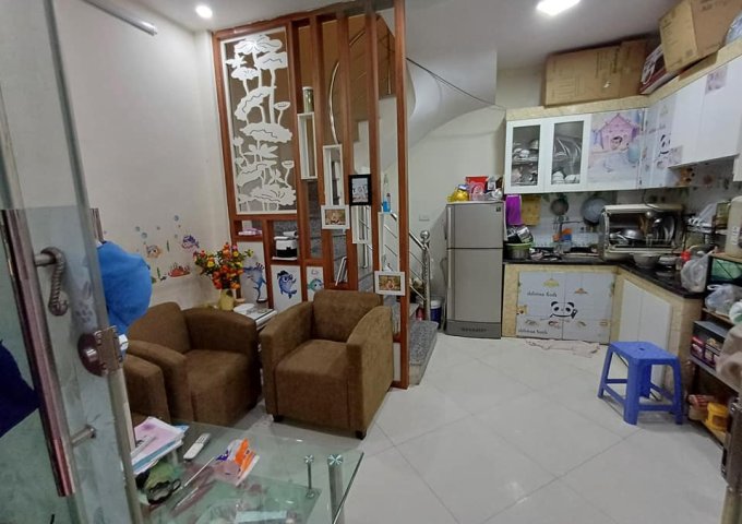 cần bán nhà có sân rộng,dt hơn 20m2, ô tô bán tải chạy qua cổng