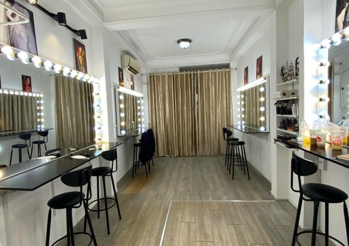 NHƯỢNG LẠI STUDIO MAKEUP Địa chỉ: 748 Nguyễn Đình Chiểu, P1, Q3, TP.HCM