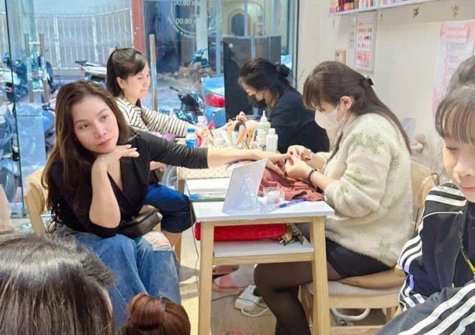 Sang nhượng cửa hàng Nail, Mi, Gội đầu lâu năm mặt tiền đẹp tại Ba Đình