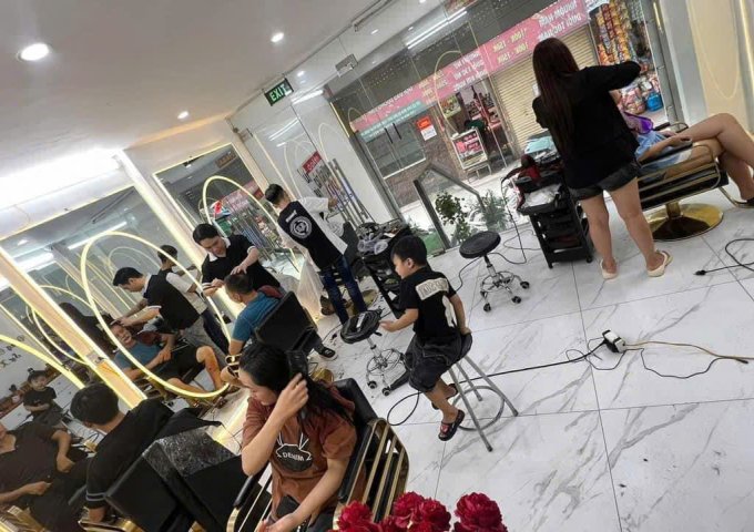 CHÍNH CHỦ CẦN SANG NHƯỢNG SALON TÓC TẠI HÀ NỘI Địa chỉ : ngõ 8 tổ 2 số nhà 84 Phú Đô , trục chính gần chợ phú Đô Nam Từ Liêm