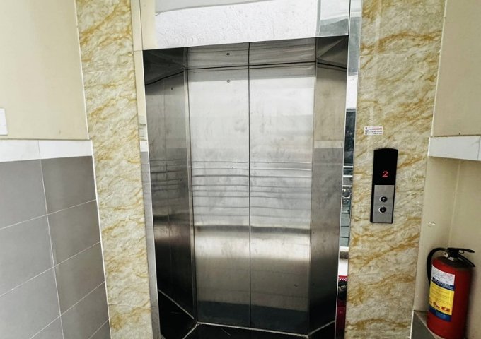 Bán CHDV mặt tiền ngay Nguyễn Chánh Sắt, P13, Tân Bình, 190m2, 5 tầng, thang máy.