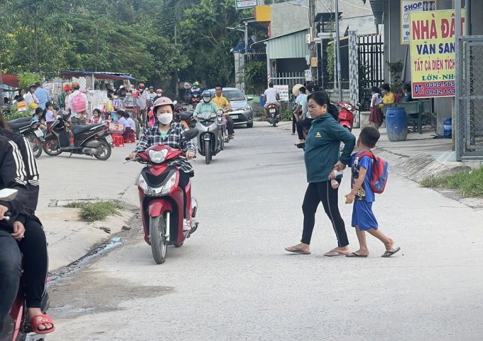 Chính chủ cần bán lô đất đẹp có 3 căn nhà đối diện nhà văn hóa xã Mỹ Hạnh Bắc